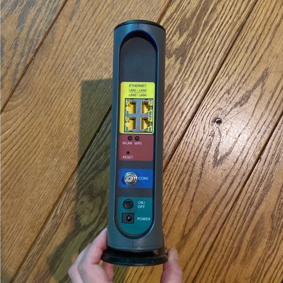 MOTOROLA MG7540 16x4 Cable Modem Plus AC1600 Dual Band Wi-Fi Gigabit Router - Picture 5 of 6